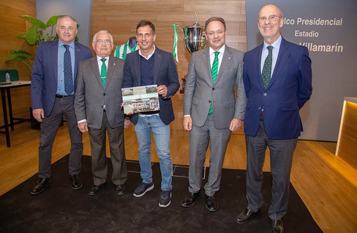 El Betis homenajea al infantil campeón de España con el marbellí Fran Isaac 