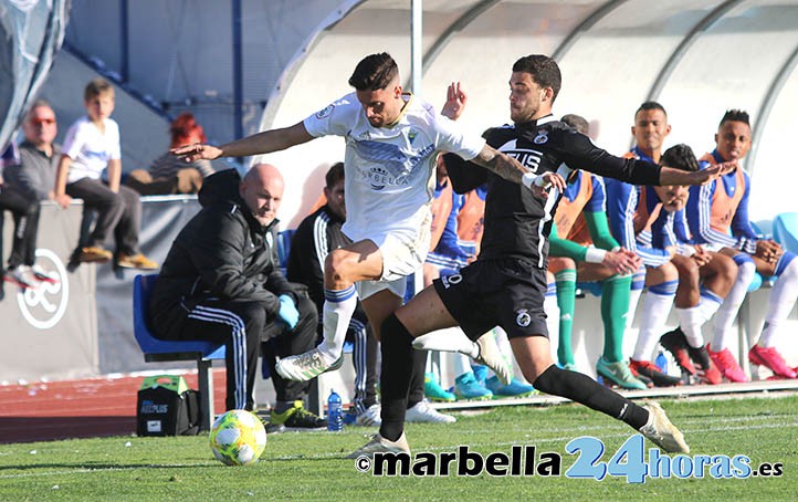 El Marbella falla un penalti ante la Balona pero se aferra al liderato (0-0)