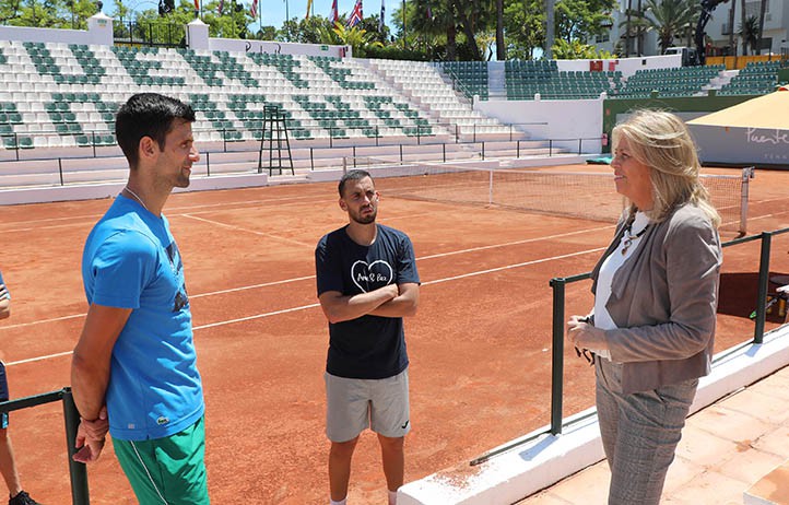 Djokovic vuelve a entrenarse y Marbella le agradece su fidelidad