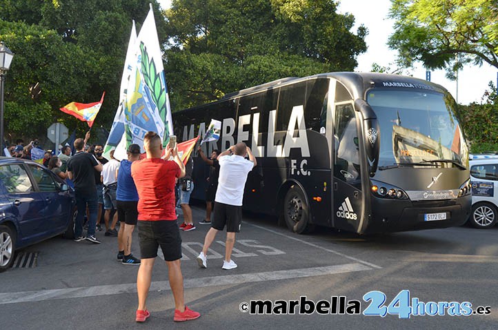 Los aficionados arropan al Marbella FC camino del hotel de concentración