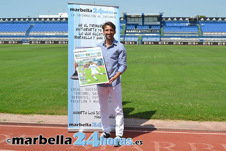 Álex Bernal recibe el Trofeo Moñi M24horas al mejor del Marbella FC