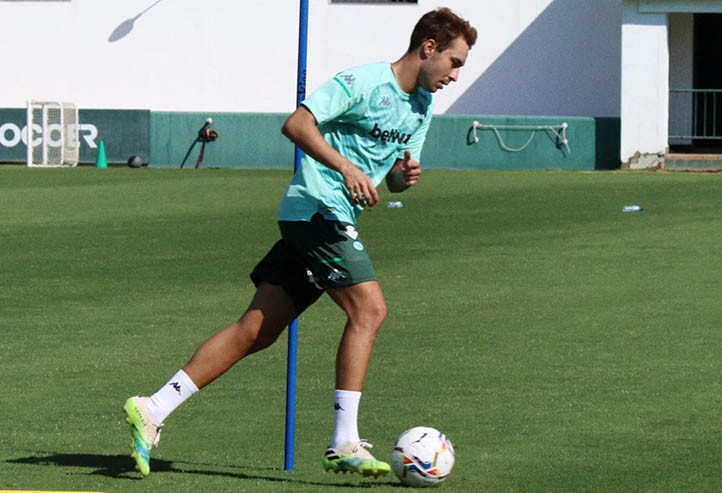 El marbellí Loren vuelve a entrenarse con el Betis tras superar el coronavirus