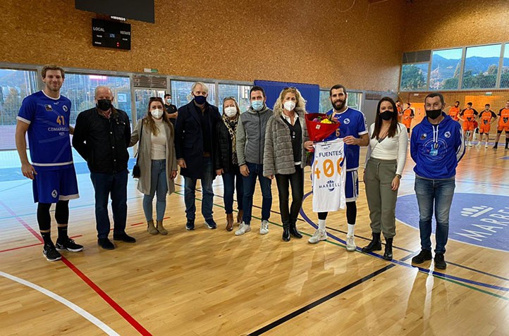 El CB Marbella homenajea a Adri Fuentes por sus 400 partidos en LEB