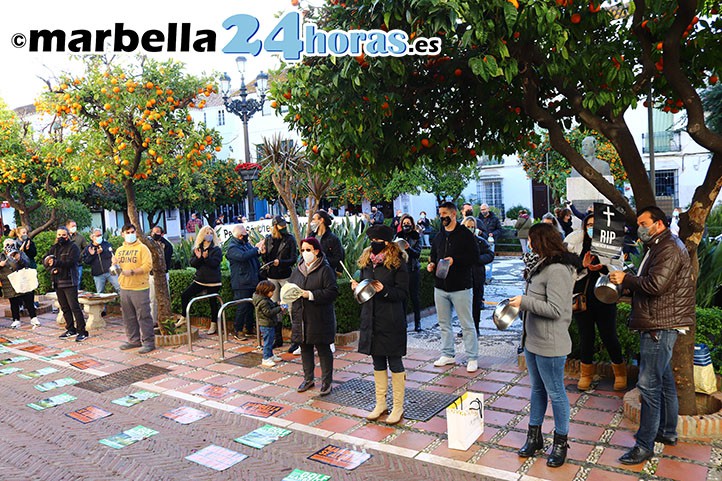 Cacerolada de comerciantes de Marbella para pedir ayudas a Ángeles Muñoz