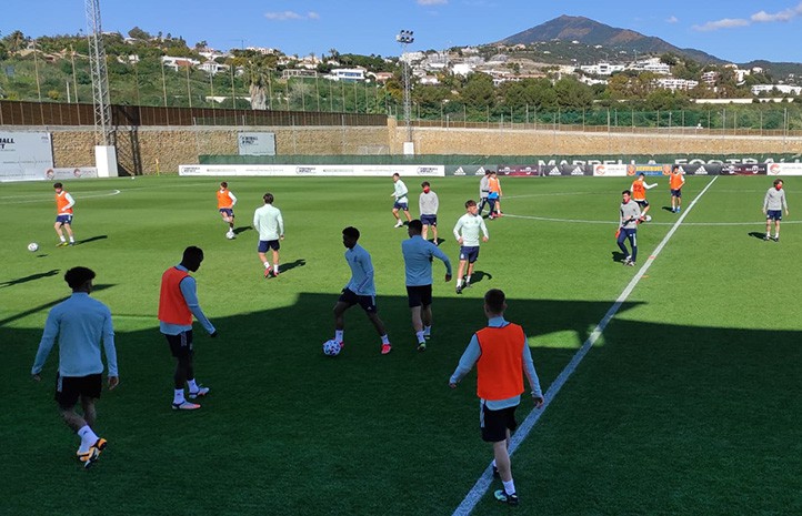 España sub-19 ya entrena en Marbella a las órdenes de Santi Denia