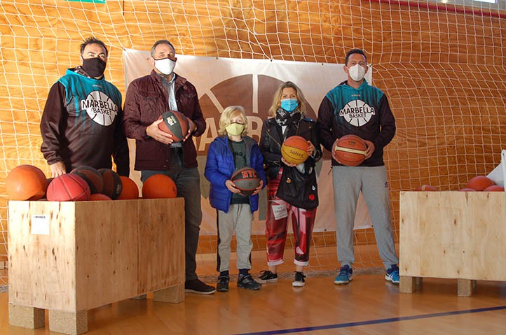 El Marbella Basket dona sus balones a la empresa deLona para su reciclado