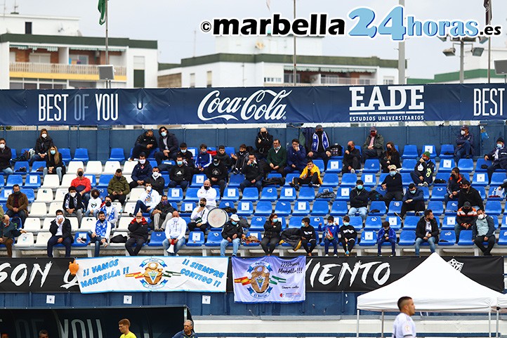 La afición del Marbella regresa tras dos meses al grito de "¡Aira vete ya!"