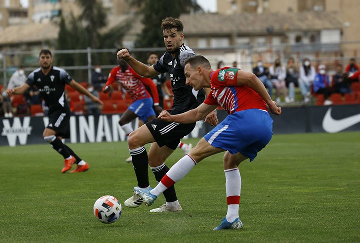 El Marbella FC da un gran paso hacia la salvación tras su triunfo en Granada (0-1)