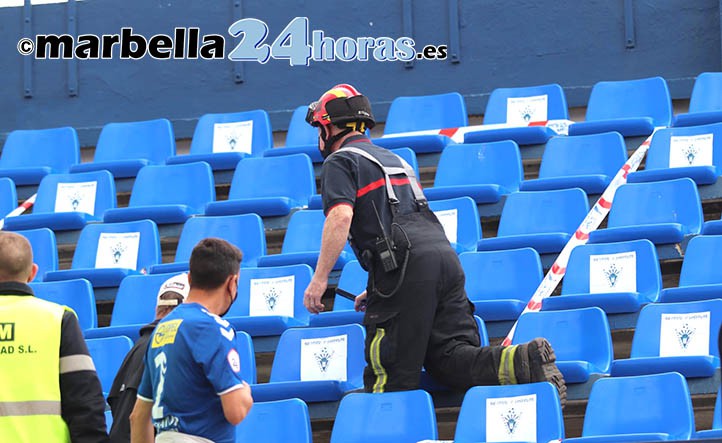 Dos heridos tras derrumbarse parte de la grada del Municipal de Marbella