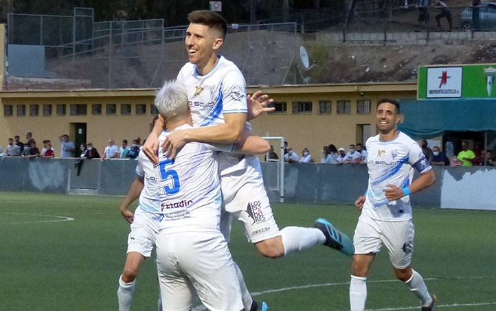 El Atlético Marbella encarrila la permanencia con el triunfo ante Pizarra (2-3)