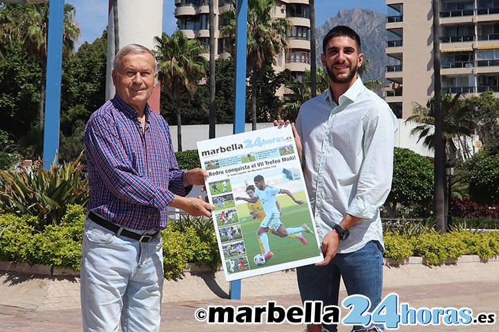 Carlos Redru recibe el Trofeo Moñi-M24H al mejor del Marbella FC