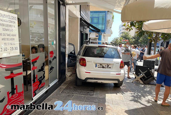 Varios heridos al arrasar un vehículo varias terrazas en el centro de Marbella