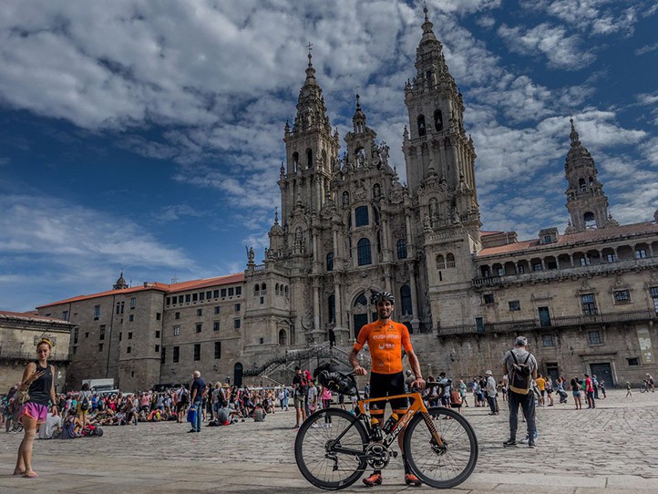 Maté sorprende a todos por su regreso a Marbella tras acabar La Vuelta