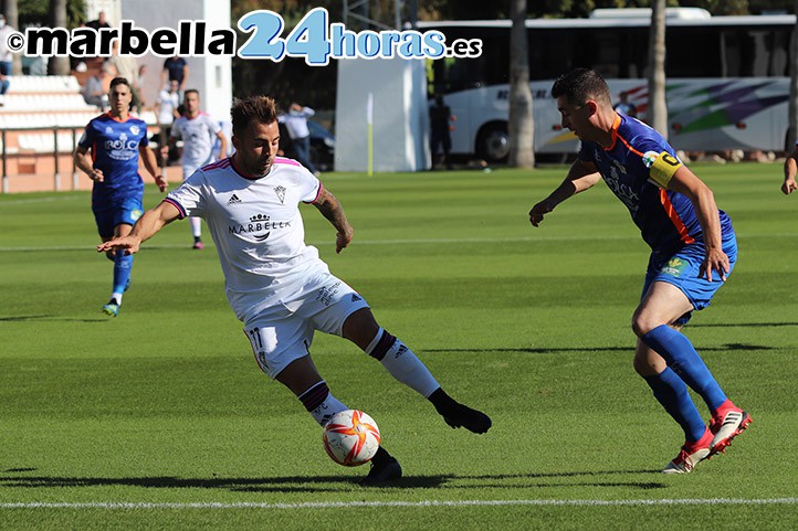 Doblete de Isuardi para dar la victoria al Marbella ante el Atlético Porcuna (2-0)