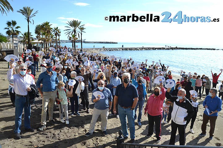 La marcha por los espigones para Marbella reúne a unas 400 personas