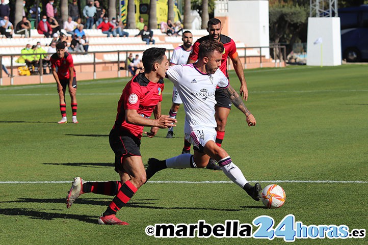 El Marbella FC supera el trámite ante Intergym Melilla (3-1) en un triste partido