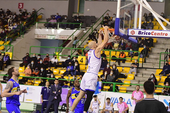 Buena imagen del CB Marbella pese a caer ante Club Ourense (71-63)