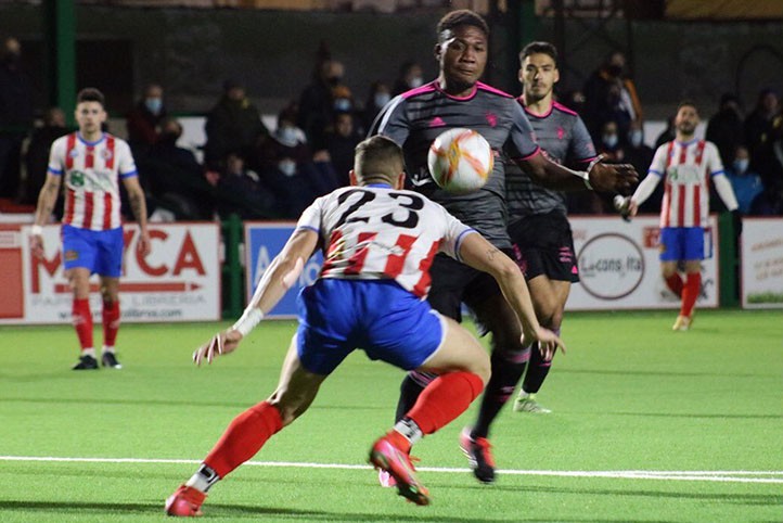 El Marbella FC se coloca segundo tras vencer al Torredonjimeno (0-2)