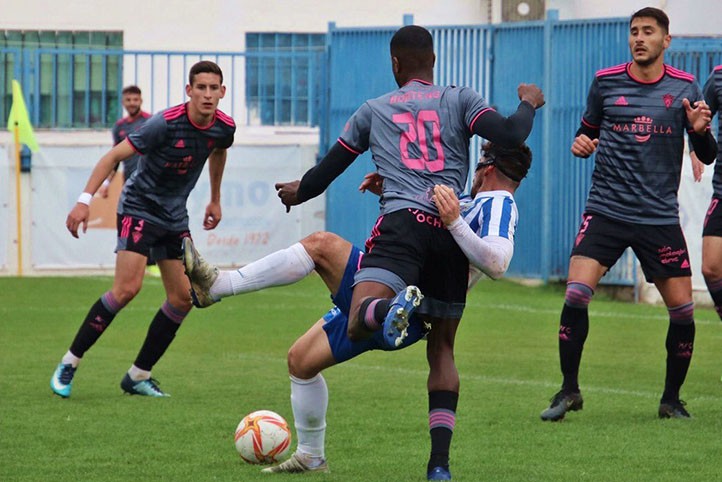 El Marbella tropieza en su visita al Motril y comprime la clasificación (2-1)