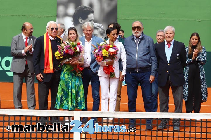 Emotivo homenaje a Manolo Santana durante la Copa Davis en Marbella