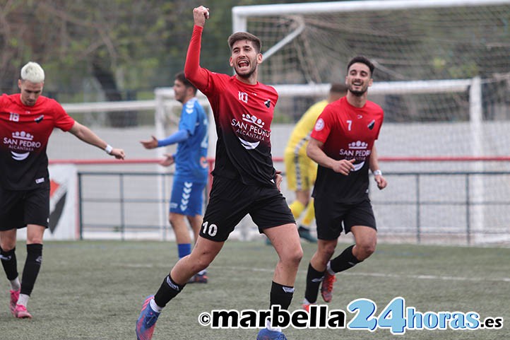 El San Pedro golea a El Palo para mantener la fe en la salvación (4-0)