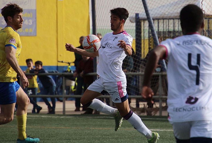 El Huétor Tájar remonta (3-2) al Marbella FC con dos goles en tres minutos