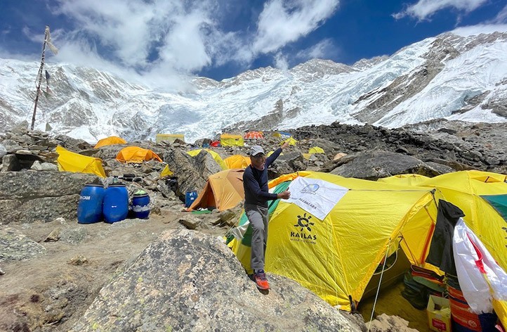 Lolo González alcanza el campo base a 5.450 m. en la subida al Kanchenjunga