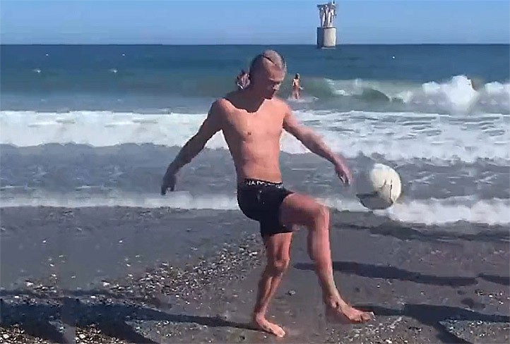 La presencia de Erling Haaland en la playa de El Cable revoluciona las redes