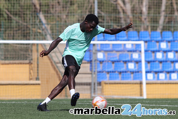 Nuevo refuerzo para el Marbella FC con la llegada del centrocampista Awusi