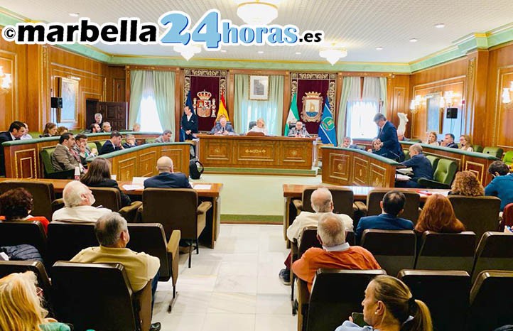 Marbella vuelve a los tiempos del GIL en el pleno: corrupción y palmeros