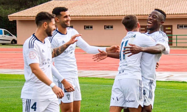 El Marbella FC golea al Málaga City (3-0) en el destierro de Coín