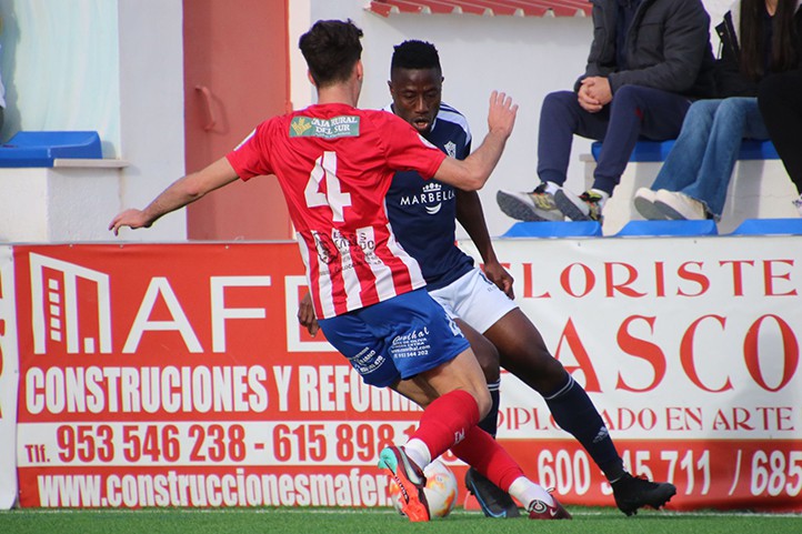 Susto de Dago en la victoria (0-2) del Marbella FC ante Atlético Porcuna