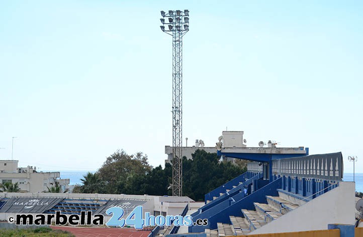 Maquillaje electoral: contratan de urgencia la retirada de torretas del estadio de Marbella