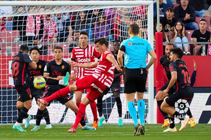 Bernardo marca en una nueva victoria de un Girona que está haciendo historia