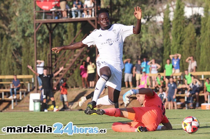 El Marbella fulmina al Manchego en el fortín de la Dama de Noche (3-1)