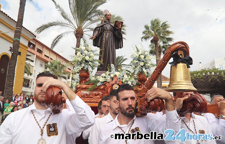 La amenaza de lluvia no impide la procesión de San Pedro de Alcántara