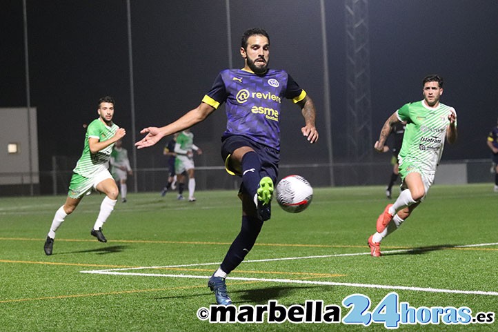 Un FC Marbellí muy serio vence en una salida difícil a Pizarra (1-2)