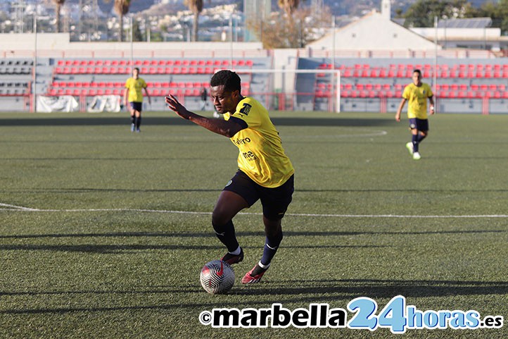 El FC Marbellí sigue líder tras golear al Trabuco con un gran Moha (4-0)