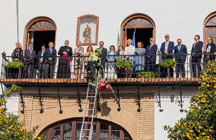 Marbella realiza una ofrenda floral por el día de la Inmaculada Concepción