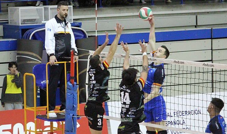 El Costa del Voley cierra la primera vuelta con derrota ante el líder