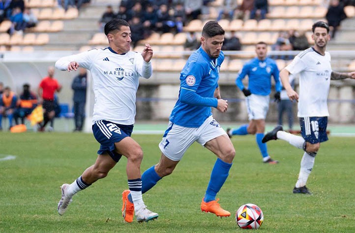 El Marbella gana al Manchego y toma fuerza en la cuesta de enero (0-1)