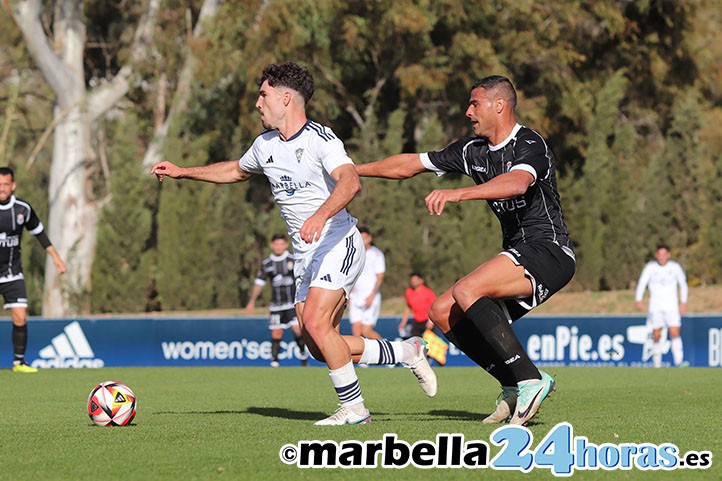 El Marbella FC logra un trabajado triunfo (1-0) ante una Balona en inferioridad