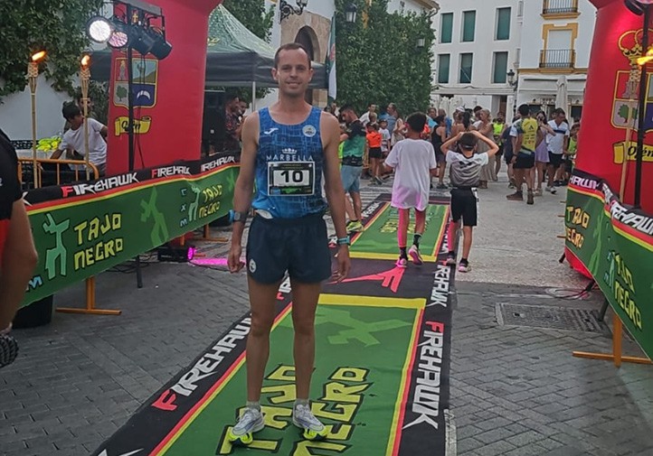 Cristian Benítez vence en la I edición de la Carrera Nocturna de Ojén