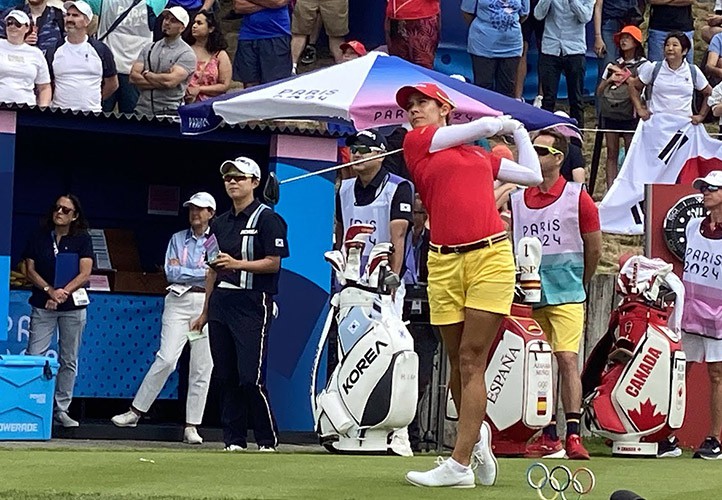 Azahara Muñoz sueña con las medallas tras rematar la jornada con un eagle