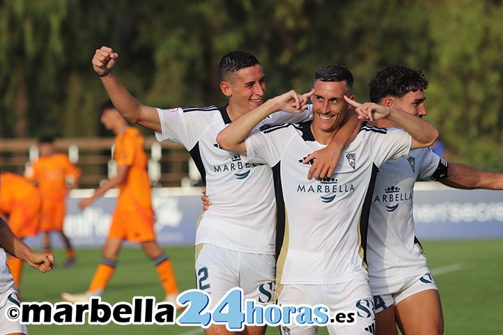 Callejón da la victoria al Marbella en su estreno en 1ªRFEF ante el Castilla (1-0)