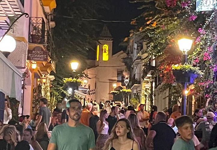 Más turistas, pero con menos dinero en el Casco Antiguo de Marbella