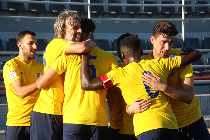 El FC Marbellí vuelve a la senda del triunfo ante el Atlético Porcuna (2-0)