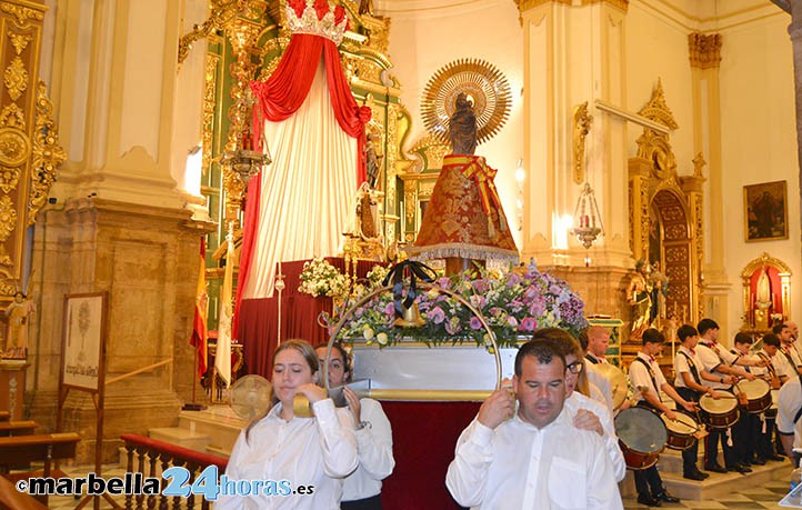 La Virgen del Pilar procesiona dentro de la iglesia por la lluvia en Marbella