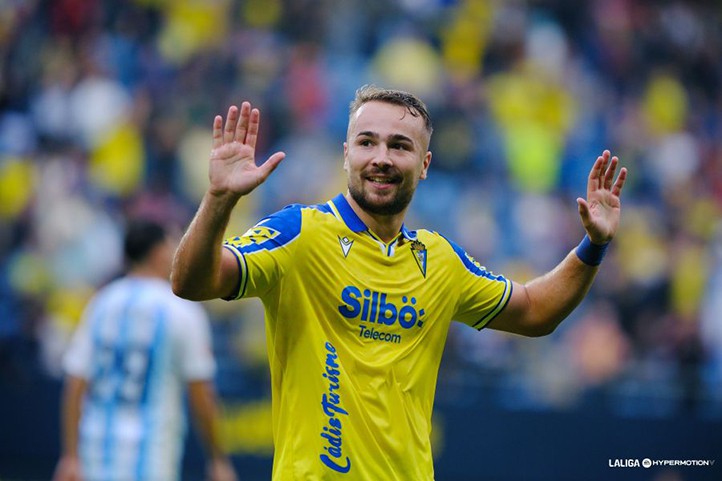 Dos goles de Javi Ontiveros no le bastan al Cádiz para vencer al Málaga