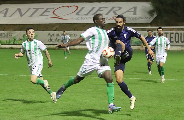 Los errores pasan factura al Marbella en el campo del Antequera (3-1)